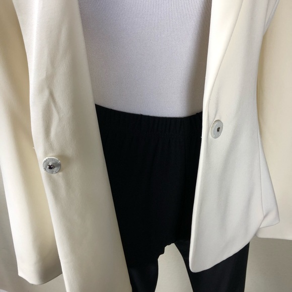 White House Black Market Cream Blazer - Picture 5 of 8